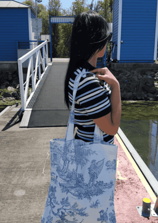 femme avec un sac cabas qui regarde vers le lac