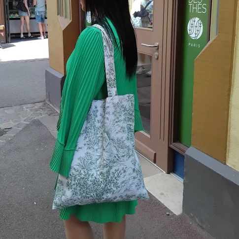 Femme qui porte à l'épaule un tote bag en toile de jouy de Paris dans mon sac
