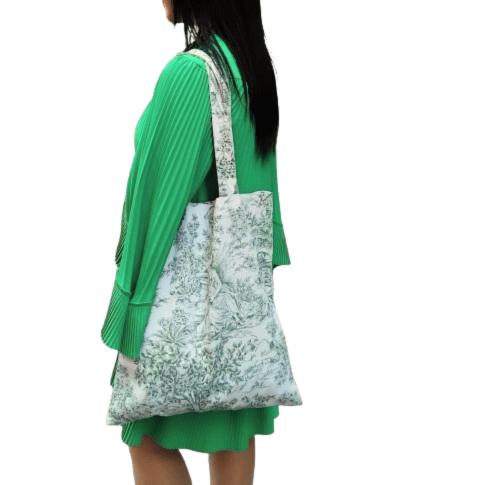 Femme de dos avec un tote bag à l'épaule
