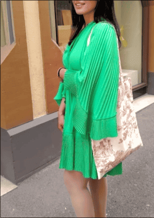 Femme avec à l'épaule un tote bag de Paris dans mon sac