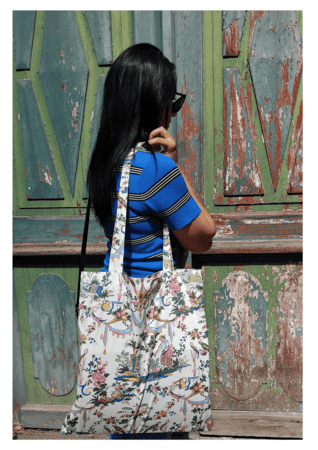 Femme avec à l'épaule un sac en toile de jouy de Paris dans mon sac